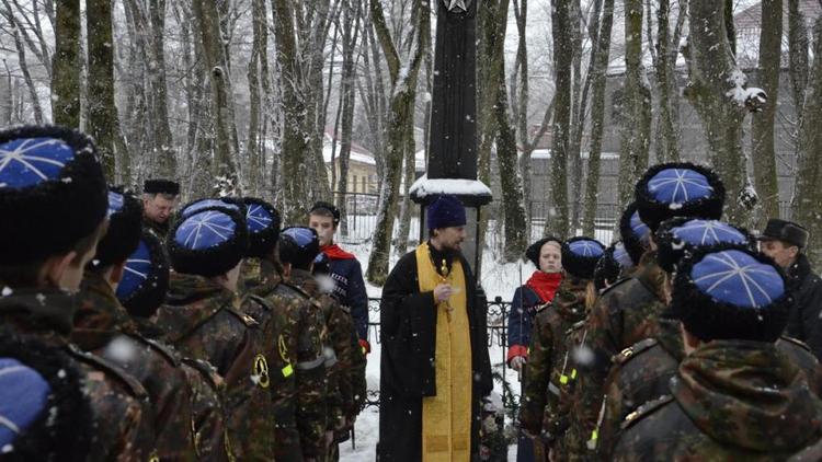 Ставропольские кадеты навели порядок на братской могиле