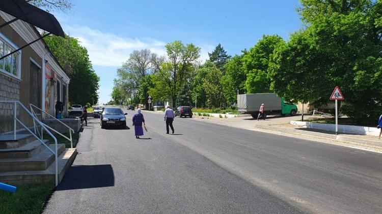 В ставропольском селе Тугулук ремонтируют дорогу на центральной улице