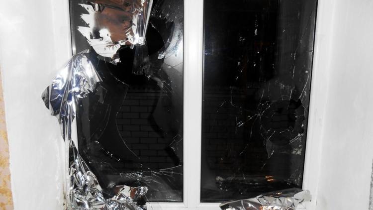 Житель Новопавловска из-за обиды разбил окна в доме знакомого
