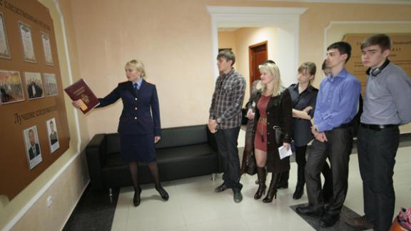 Экскурсию для школьников и студентов организовали в СУ Следственного комитета РФ по Ставрополью