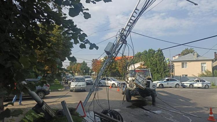 Водитель автовышки врезался в опору освещения в Кисловодске