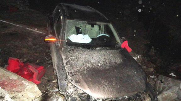 В Ипатовском районе машина влетела в бетонный блок, пассажир в больнице