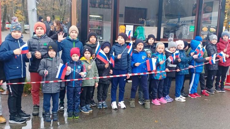 Более 200 школьников Ставрополя присоединились к праздничной эстафете