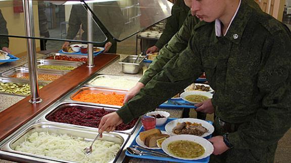 В Буденновске военнослужащие едят «по-шведски»