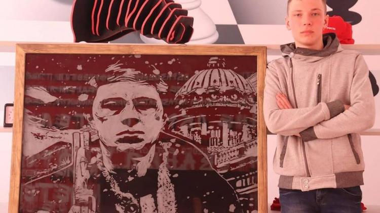 На Ставрополье выпускник подарит школе гравировку на зеркалах