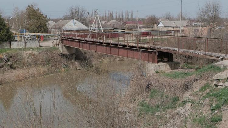 На Ставрополье ремонтируют мост через реку Куму