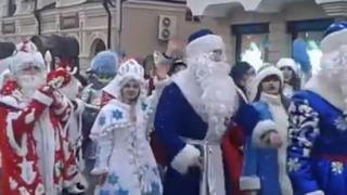 Жители Пятигорска поддержали парад Дедов Морозов и Снегурочек