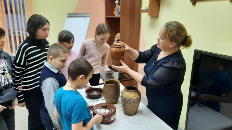 Семейный мастер-класс по гончарному ремеслу провели в Доме культуры Петровского округа