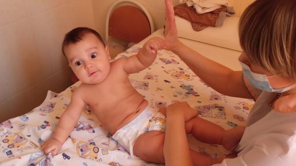 Невинномысским малышам-годовичкам возвращает здоровье специальный массаж