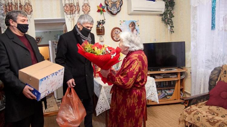 На Ставрополье ветераны и медики получили новогодние поздравления
