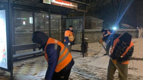 Более 90 коммунальных машин в Ставрополе расчищали дороги от снега ночью