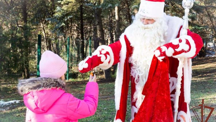 На КМВ Дед Мороз специального назначения поздравил детей с наступающим новым годом