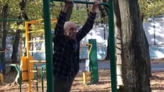 83-летний пенсионер на турниках удивил посетителей парка Победы Ставрополя