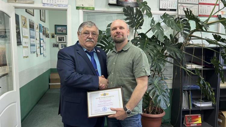 Николай Кашурин наградил арт-директора издательства в Пятигорске