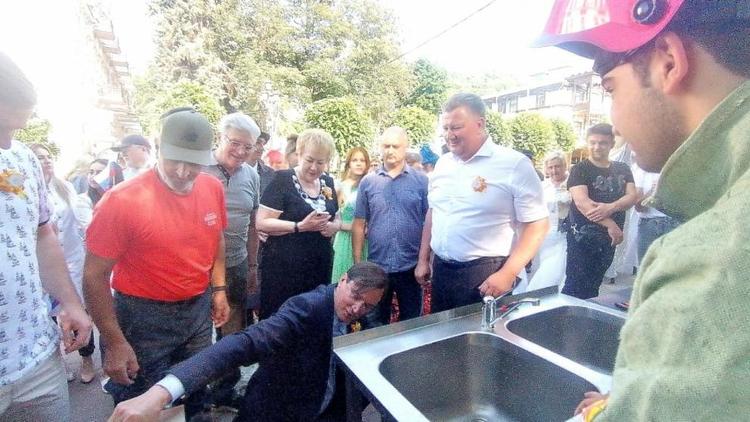 Глава Кисловодска попробовал свои силы в профессии сантехника