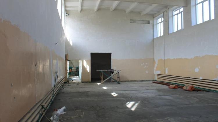 В посёлке Ставропольском отремонтируют школьный спортзал