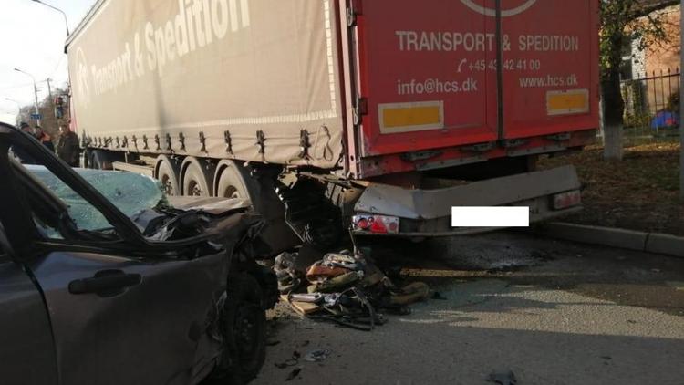 В Ставрополе водитель врезался в две грузовые машины
