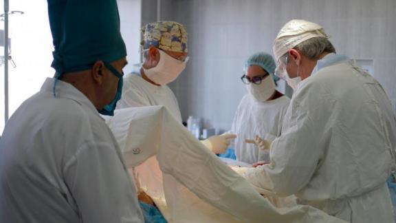 Будённовские хирурги провели ювелирную операцию пациентке со сложными травмами