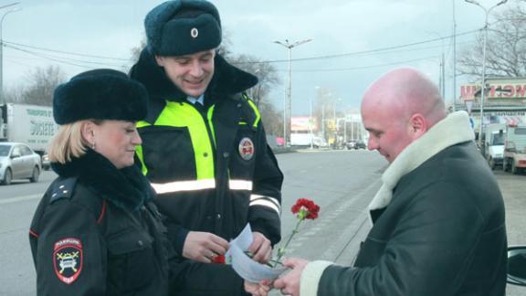 Сотрудники ГАИ поздравили водителей с Днем защитника Отечества в Кочубеевском районе