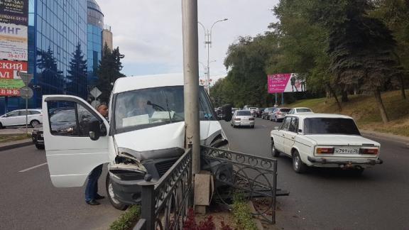Маршрутное такси в Пятигорске врезалось в фонарный столб