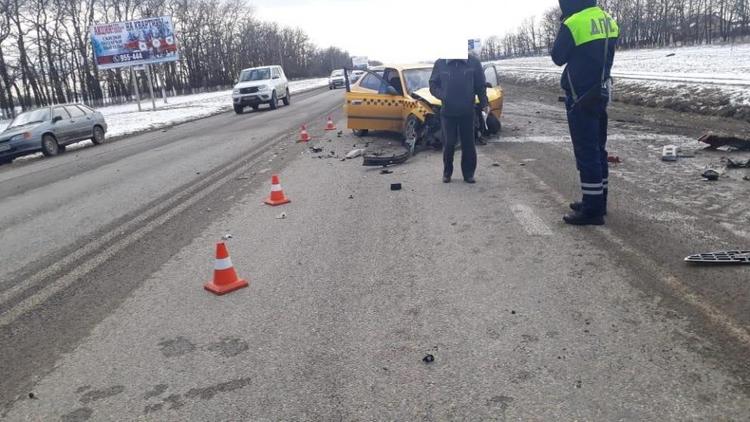Водитель такси спровоцировал ДТП в Шпаковском районе: три человека пострадали