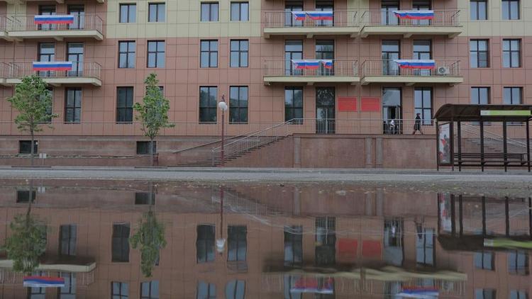 Гигантский флаг России украсит фасад общежития в Ставрополе