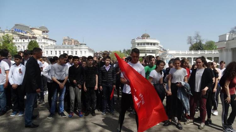 Жители Кисловодска пробежали эстафету «Знамя Победы»