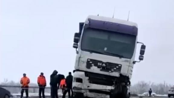 На трассе «Кавказ» в Ставропольском крае у грузовика взорвалось колесо