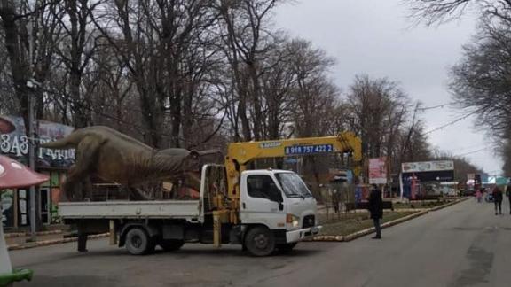 В парке Победы Ставрополя убрали динозавра с центральной аллеи