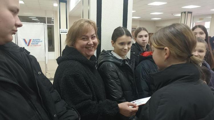 В Ставрополе победительница «женщины года» пришла на выборы всей семьей