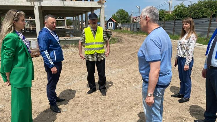 Партийный десант проверил ход строительства новой школы в Михайловске