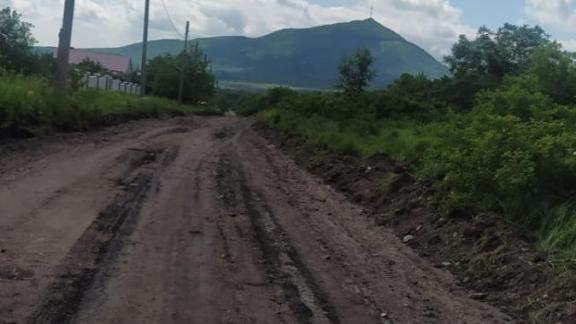 Жители удалённого микрорайона Железноводска строят дорогу по программе поддержки местных инициатив