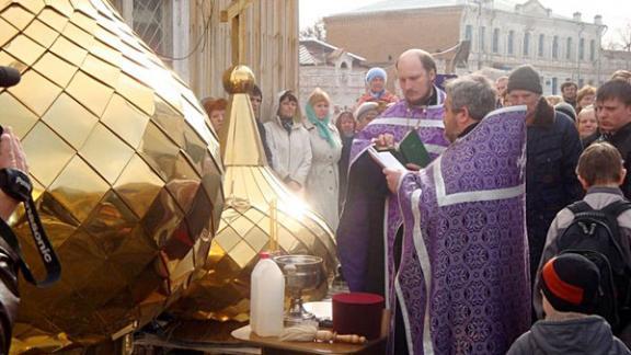 Жители Прасковеи увидели радугу во время освящения куполов Александро-Невского храма