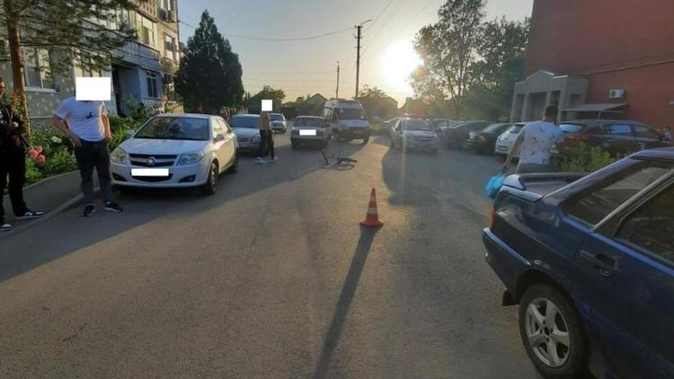 Машина сбила 8-летнего мальчика во дворе в Невинномысске