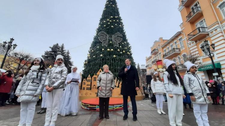 Главную городскую ёлку в Кисловодске открыли на Курортном бульваре