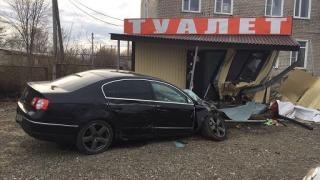 Водитель легковушки врезался в придорожное здание в Кочубеевском районе