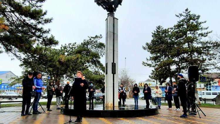 В Минеральных Водах прошёл траурный митинг у памятника погибшим в теракте 2001 года