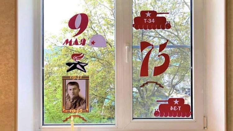Более тысячи окон в Железноводске украшены символами Дня Победы