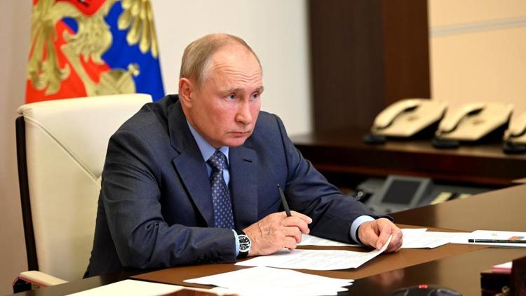 Владимир Путин поручил принять неотложные меры для ликвидации ЧС в регионах