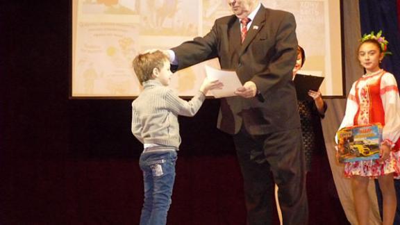 Детей Ставропольского края наградили за творческий подход в изучении своих прав
