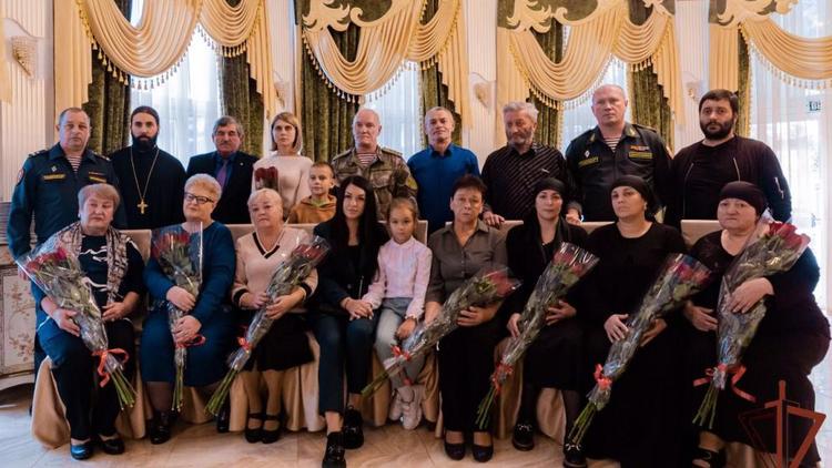 Командующий Северо-Кавказским округом встретился с семьями погибших сотрудников Росгвардии