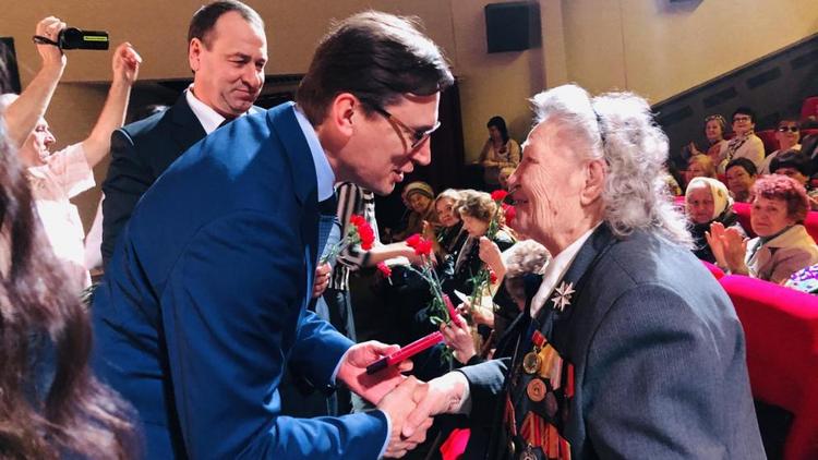 В Железноводске женщинам-ветеранам вручили медали к 75-летию Победы