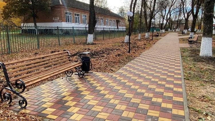 В станице Кармалиновской Новоалександровского округа благоустроили парковую зону