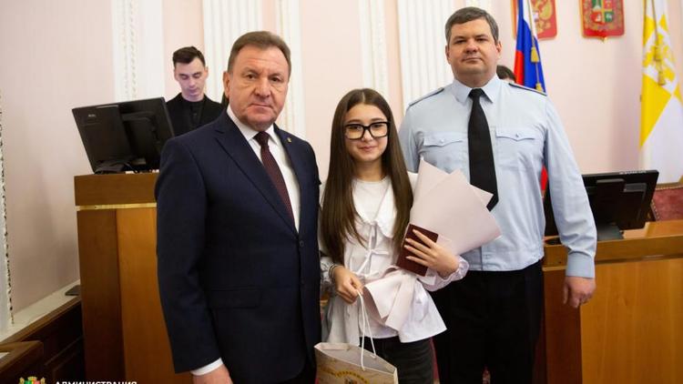 20 юных ставропольчан получили паспорта в преддверии Дня Конституции