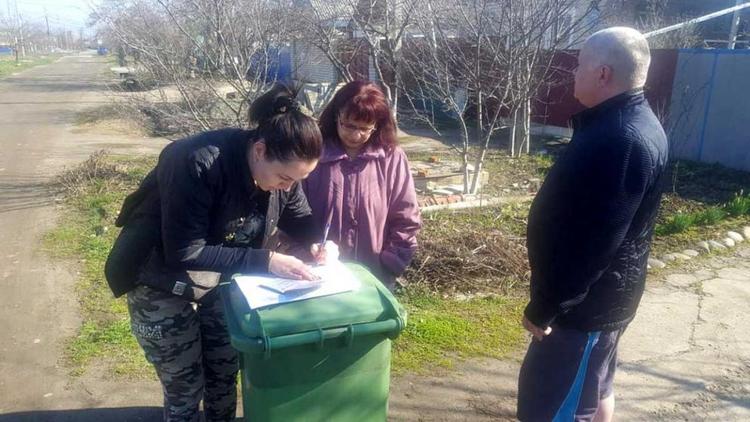 Жители Невинномысска получают контейнеры для отходов