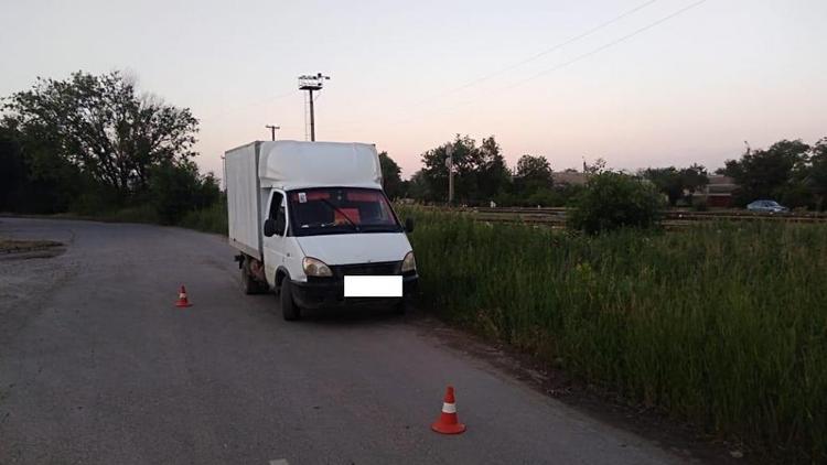В Будённовске школьница попала под колеса грузовика