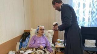 Священник села Винсады с пасхальными дарами навестил ветеранов в Доме пожилого человека
