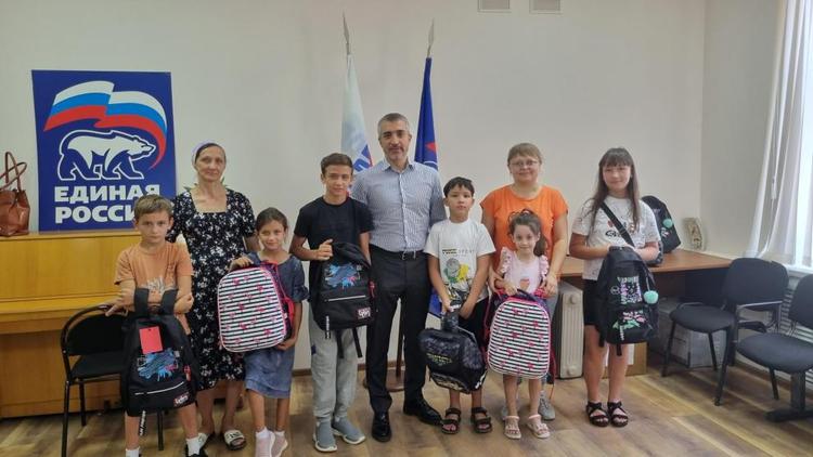 Активисты партии «Единая Россия» помогают собрать детей к школе