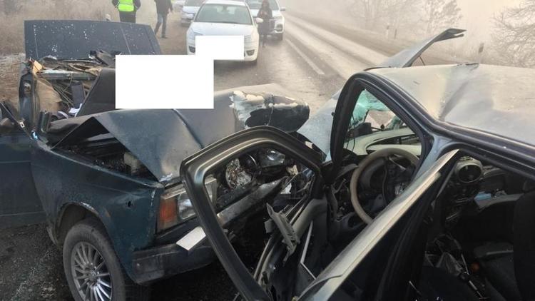 Два ДТП произошли на трассе около Пятигорска с разницей в несколько минут: один человек погиб