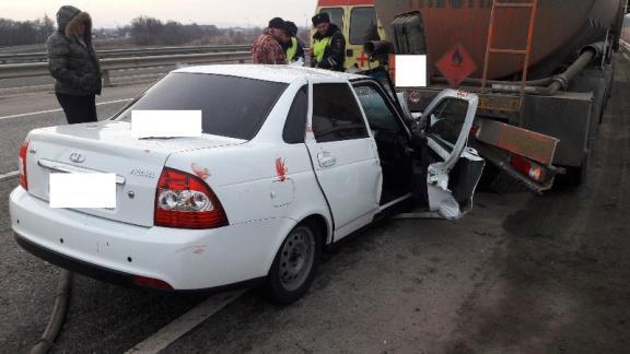 На трассе «Кавказ» легковой автомобиль врезался в бензовоз, погиб пассажир